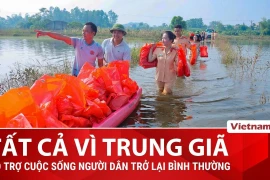 Hàng trăm cán bộ công an Hà Nội giúp người dân Trung Giã khắc phục hậu quả ngập lụt