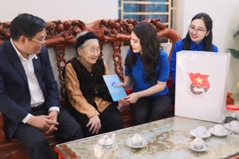 Bí thư Thành đoàn Hà Nội Chu Hồng Minh thăm, tặng quà Bà mẹ Việt Nam anh hùng Nguyễn Thị Cứu (thôn Đại Áng, Thanh Trì, Hà Nội) trong "Ngày Đoàn viên 2025". (Ảnh: PV/Vietnam+)
