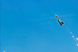 Mãn nhãn cảnh Su-30MK2 bay lượn, thả bẫy nhiệt trên bầu trời ngày 30/4 