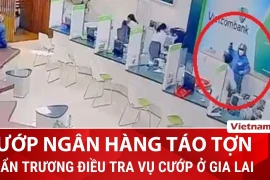 Cận cảnh vụ cướp ngân hàng táo tợn, hai đối tượng lên xe tẩu thoát