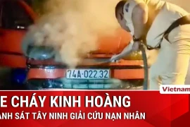Xe bốc cháy kinh hoàng trên Quốc lộ 22B, cảnh sát giao thông giải cứu 2 người