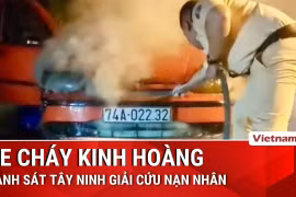Xe bốc cháy kinh hoàng trên Quốc lộ 22B, cảnh sát giao thông giải cứu 2 người