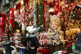 Năm nay, các mặt hàng trang trí Giáng sinh trên phố Hàng Mã trở nên phong phú, đa dạng về mẫu mã, nhiều sản phẩm được thiết kế tinh xảo, bắt mắt, thu hút sự chú ý của người tiêu dùng. (Ảnh: Nhật Minh/Vietnam+)