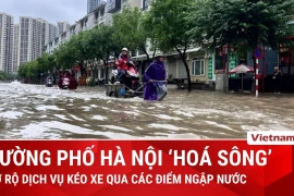 Đại lộ Thăng Long chìm trong biển nước, nở rộ dịch vụ kéo xe qua điểm ngập