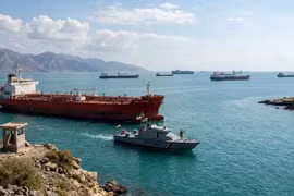 Tàu dầu Iran lọt qua vòng phong tỏa của Mỹ làm dấy lên nghi vấn về kiểm soát Hormuz 