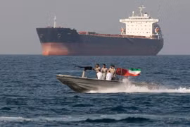 Vệ binh Iran công bố bản đồ “vùng kiểm soát” mới tại Eo biển Hormuz, tàu thuyền ra vào phải xin phép