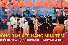 Người dân Hà Nội 'rồng rắn' xếp hàng mua tem kỷ niệm 80 năm ngày 2/9