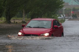 Tài xế cần lưu ý gì khi lái xe ôtô dưới thời tiết mưa lớn, giông bão?