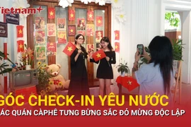 Giới trẻ hào hứng check-in tại các không gian yêu nước