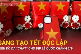 Người thợ đặc biệt và những sản phẩm cờ đỏ sao vàng thắp lửa yêu nước 