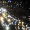 Ba hàng ô tô di chuyển chậm tại tuyến cao tốc Pháp Vân - Cầu Giẽ theo hướng vào trung tâm Hà Nội (ảnh chụp lúc hơn 22h30). (Ảnh: Phạm Kiên/TTXVN)