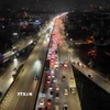 Từng hàng xe di chuyển khó khăn đoạn cao tốc Pháp Vân-Cầu Giẽ hướng vào trung tâm Thủ đô (ảnh chụp lúc 23h). (Ảnh: Phạm Kiên/TTXVN)