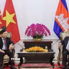 Phó Chủ tịch CPP Say Chhum (phải) tiếp Ủy viên Trung ương Đảng, Thứ trưởng Bộ Ngoại giao Việt Nam Nguyễn Mạnh Cường tới chào xã giao. (Ảnh: Quang Anh/ TTXVN)