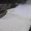 Cảnh tượng thác nước hùng vĩ khi hồ thủy điện Hòa Bình mở cửa xả đáy