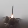 Hình ảnh trích từ video cho thấy tên lửa siêu thanh của Houthi được phóng đi từ một địa điểm bí mật ở Yemen. (Ảnh: THX/TTXVN)