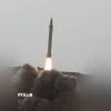 Hình ảnh trích từ video cho thấy tên lửa siêu thanh của Houthi được phóng đi từ một địa điểm bí mật ở Yemen. (Ảnh: THX/TTXVN)