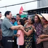 Thủ tướng Phạm Minh Chính thăm nhân dân xã Bình Mỹ, An Giang. (Ảnh: Dương Giang/TTXVN)