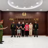 Công an Thành phố Hồ Chí Minh cảnh báo hiểm họa từ mỹ phẩm giả 2 Cơ quan Cảnh sát điều tra tống đạt Quyết định khởi tố bị can đối với các đối tượng. (Ảnh: TTXVN phát)