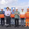 Phó Thủ tướng Trần Hồng Hà tặng quà cho công nhân thi công cầu Rạch Miễu 2. (Ảnh: Huỳnh Phúc Hậu/TTXVN)