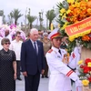 Bí thư Thứ nhất, Chủ tịch nước Cuba Miguel Díaz-Canel Bermúdez và Phu nhân tới đặt vòng hoa tại cụm tượng tri ân các chuyên gia quân sự Cuba tại Bảo tàng Lịch sử Quân sự Việt Nam. (Ảnh: Văn Điệp/TTXVN)