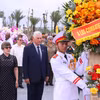 Bí thư Thứ nhất, Chủ tịch nước Cuba Miguel Díaz-Canel Bermúdez và Phu nhân tới đặt vòng hoa tại cụm tượng tri ân các chuyên gia quân sự Cuba tại Bảo tàng Lịch sử Quân sự Việt Nam. (Ảnh: Văn Điệp/TTXVN)