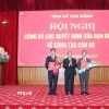 Ông Quản Minh Cường, Bí thư Tỉnh ủy Cao Bằng trao Quyết định của Ban Bí thư Trung ương Đảng cho 2 tân Phó Bí thư Tỉnh ủy. (Ảnh: Quốc Đạt/TTXVN)