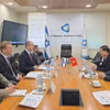 Đại sứ Việt Nam tại Israel Nguyễn Kỳ Sơn và Tham tán Thương mại Lê Thái Hòa làm việc với Bộ trưởng Kinh tế và Công nghiệp Israel Nir Barkat. (Ảnh: TTXVN phát)