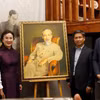 Đoàn công tác chụp ảnh cùng Giám đốc Bảo tàng Lịch sử Sống tại không gian Hồ Chí Minh trong Bảo tàng. (Ảnh: Đào Dũng/TTXVN)