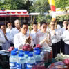 Đô trưởng Phnom Penh Khuong Sreng (bên trái, hàng đầu) cùng các đại biểu thực hiện nghi thức dâng hương tưởng niệm các nạn nhân dưới chế độ Khmer Đỏ diệt chủng. (Ảnh: AKP/TTXVN phát)