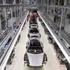Xe điện Taycan được sản xuất tại nhà máy của hãng ôtô Porsche ở Stuttgart, Đức. (Ảnh: AFP/TTXVN)