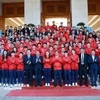 Thủ tướng Phạm Minh Chính với các vận động viên, huấn luyện viên và các chuyên gia Đoàn thể thao Việt Nam tham dự SEA Games 33. (Ảnh: Dương Giang/TTXVN)