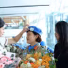 Con gái Thiếu tá Nguyễn Thị Vân Anh tiễn mẹ lên đường thực hiện nhiệm vụ gìn giữ hòa bình. (Ảnh: Tuấn Anh/TTXVN)