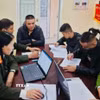 Cán bộ công an lấy lời khai các đối tượng xuất nhập cảnh trái phép sang Campuchia làm việc trong các sòng bạc trực tuyến lừa đảo trái phép. (Ảnh TTXVN phát)