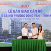 Trao biên bản bàn giao nhà cho cư dân. (Nguồn: Vietnam+)