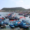 Cờ Tổ quốc trên nhiều tàu cá ở đặc khu Lý Sơn (Quảng Ngãi), hướng về Ngày bầu cử. (Ảnh: Phạm Cường/TTXVN)