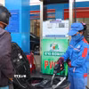 Cửa hàng xăng dầu Trần Phú, phường Nghĩa Lộ, tỉnh Quảng Ngãi bán xăng E10 cho người dân. (Ảnh: Phạm Cường/TTXVN)