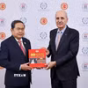 Chủ tịch Quốc hội Trần Thanh Mẫn tặng sách "80 năm Quốc hội Việt Nam" cho Chủ tịch Quốc hội Thổ Nhĩ Kỳ Numan Kurtulmus. (Ảnh: Doãn Tấn/TTXVN)