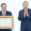 Tổng Bí thư Tô Lâm trao Huân chương Lao động hạng Nhất tặng Văn phòng Trung ương Đảng. (Ảnh: Thống Nhất/TTXVN)