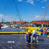 Công trường thi công dự án cầu Tứ Liên trên sông Hồng đang được triển khai với nhiều hạng mục nền móng, tập kết máy móc và vật liệu phục vụ thi công. Ảnh: Lê Đông - TTXVN