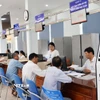 Trung tâm Phục vụ hành chính công xã Mộ Đức, Quảng Ngãi giải quyết hồ sơ cho hàng chục người dân mỗi ngày. (Ảnh: Đinh Hương/TTXVN)