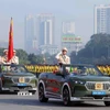 Xe chỉ huy và Tổ Công an kỳ dẫn đầu đội hình đại diện cho các lực lượng tham gia bảo vệ Đại hội Đảng toàn quốc lần thứ XIV. (Ảnh: Phạm Kiên/TTXVN)
