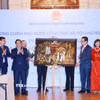 Thủ tướng Phạm Minh Chính tặng quà cho Đại sứ quán Việt Nam tại Liên bang Nga. (Ảnh: Dương Giang/TTXVN)