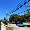 Các đường dây điện phía trên một con đường ở Miramar, La Habana (Cuba). (Ảnh: Ngọc Duy/TTXVN)