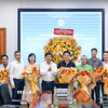 Bí thư Thành ủy Đà Nẵng Lương Nguyễn Minh Triết (thứ 7 từ trái qua) tặng hoa động viên, chúc mừng các y, bác sỹ. (Ảnh: Quốc Dũng/TTXVN)