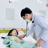 Điều trị cho em nhỏ dương tính với cần sa sau khi ăn kẹo không rõ nguồn gốc mang từ nước ngoài tại Bệnh viện Nguyễn Tri Phương, Thành phố Hồ Chí Minh. (Ảnh: TTXVN phát)