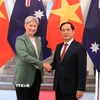 Phó Thủ tướng, Bộ trưởng Ngoại giao Bùi Thanh Sơn đón Bộ trưởng Ngoại giao Australia Penny Wong. (Ảnh: An Đăng/TTXVN)