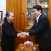 Chủ tịch nước Lương Cường thăm hỏi, chúc Tết bà Ngô Thị Mận, Phu nhân cố Tổng Bí thư Nguyễn Phú Trọng. (Ảnh: Lâm Khánh/TTXVN)