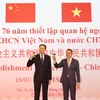Đại sứ Phạm Thanh Bình (phải) và Thứ trưởng Bộ Ngoại giao Trung Quốc Tôn Vệ Đông (trái) chúc mừng quan hệ ngoại giao giữa hai nước. (Ảnh: Công Tuyên/TTXVN)