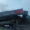 Hiện trường vụ sập cầu khiến đoàn tàu bị trật bánh ở tỉnh Kursk, Liên bang Nga ngày 1/6/2025. (Ảnh: REUTERS/TTXVN)