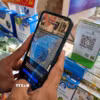 Khách hàng chuyển tiền nhanh từ quét mã QR. (Ảnh: Nguyễn Thành/TTXVN)